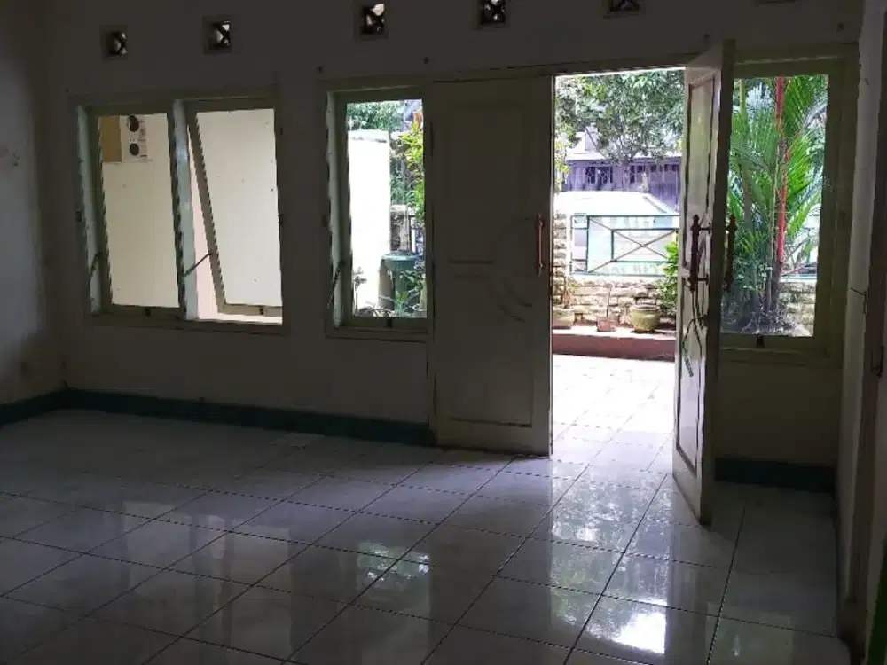 Dijual Rumah Lingkungan Asri Siap Pakai Posisi Hook Lokasi di Jalan Ciateul Tengah Bandung
