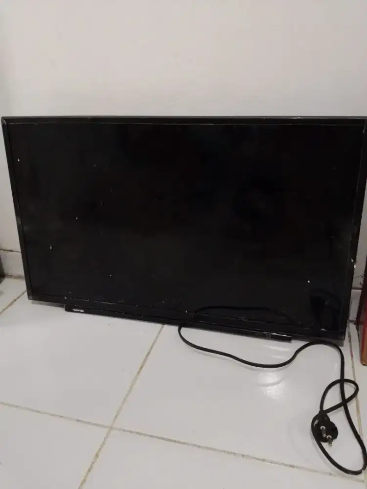 Tv 32inch beli  baru minus retak
