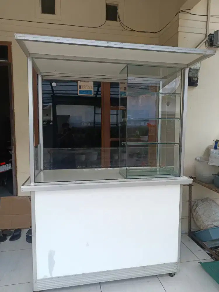 Booth Minuman bekas + etalase kaca