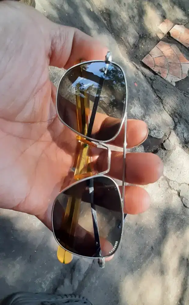 Kacamata aviator pria