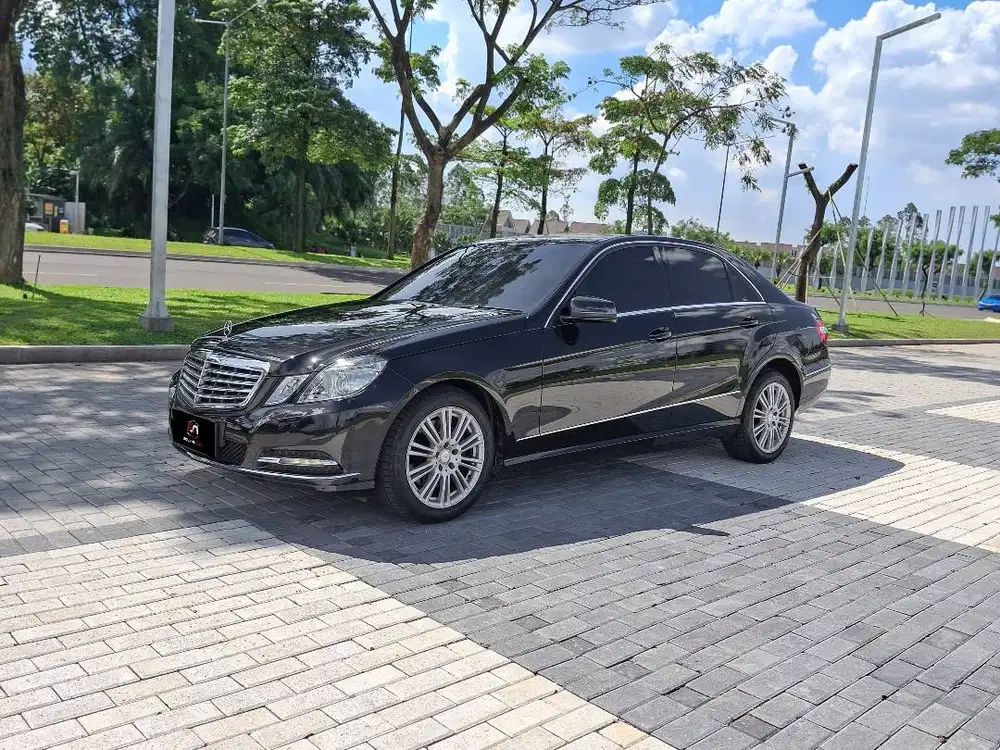 MERCEDES BENZ E300 3.0 ELEGANCE 2011 HITAM METALIK LOW ODO KM ANTIK