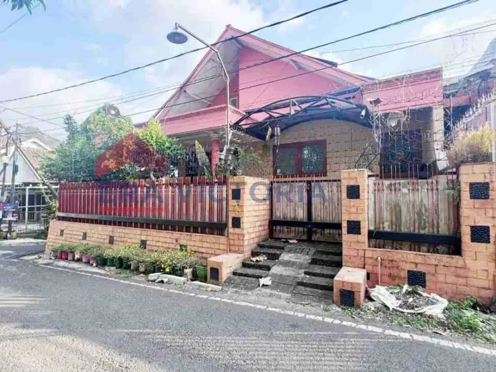 Rumah Vintage 6 Kamar, Lokasi Strategis di  dekat RS Lavalette, Sekolah Kampus dan Perkantoran.. Cocok untuk rumah tinggal, guest house atau kost2an