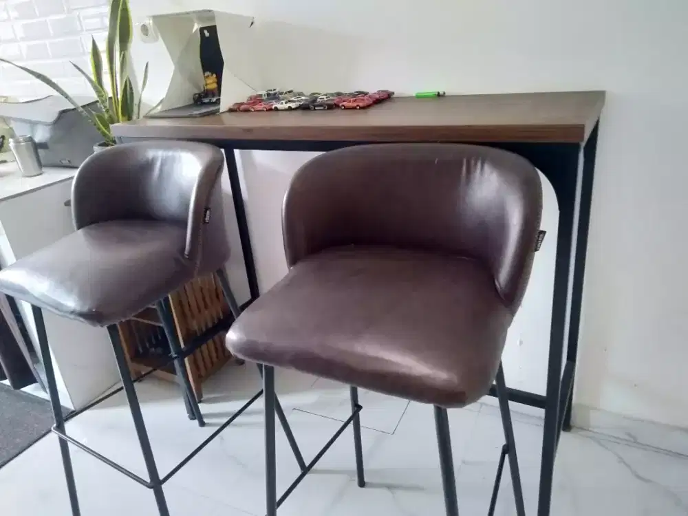 Meja bar dan kursi