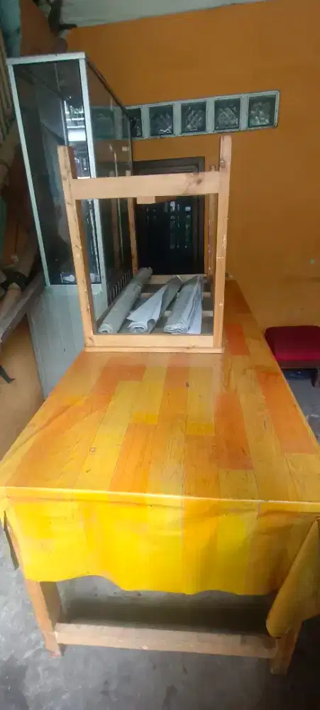 Jual 2 pcs meja dan etalase buat jualan