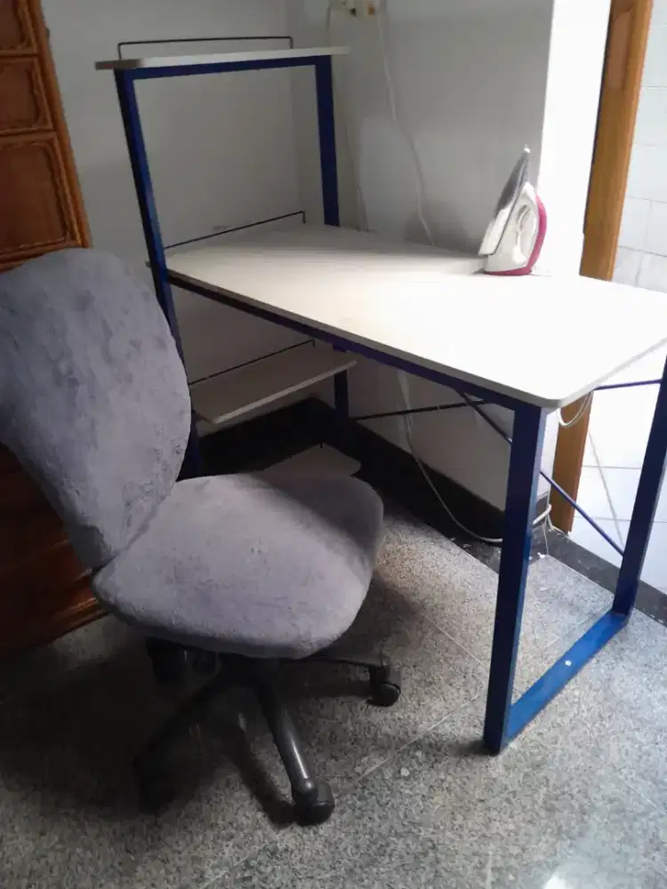 1 Set Meja Belajar dan Kursi