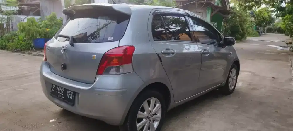 Toyota yaris J manual 2012