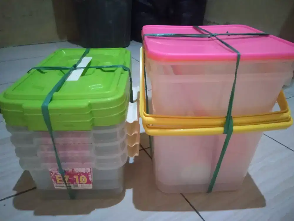 Dijual box es 2 pcs dan box countener 4 pcs