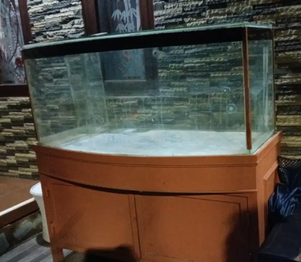 Aquarium oval berikut meja