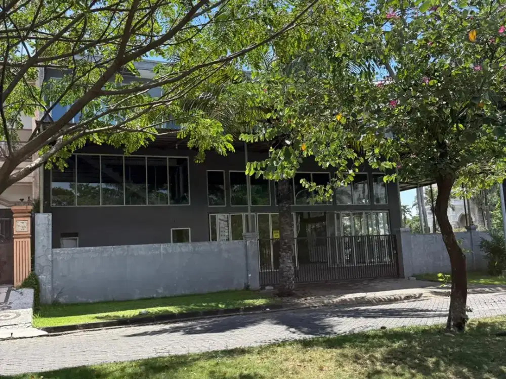 rumah raya pakuwon city depan PCM dan dkt Raya kampus its unair