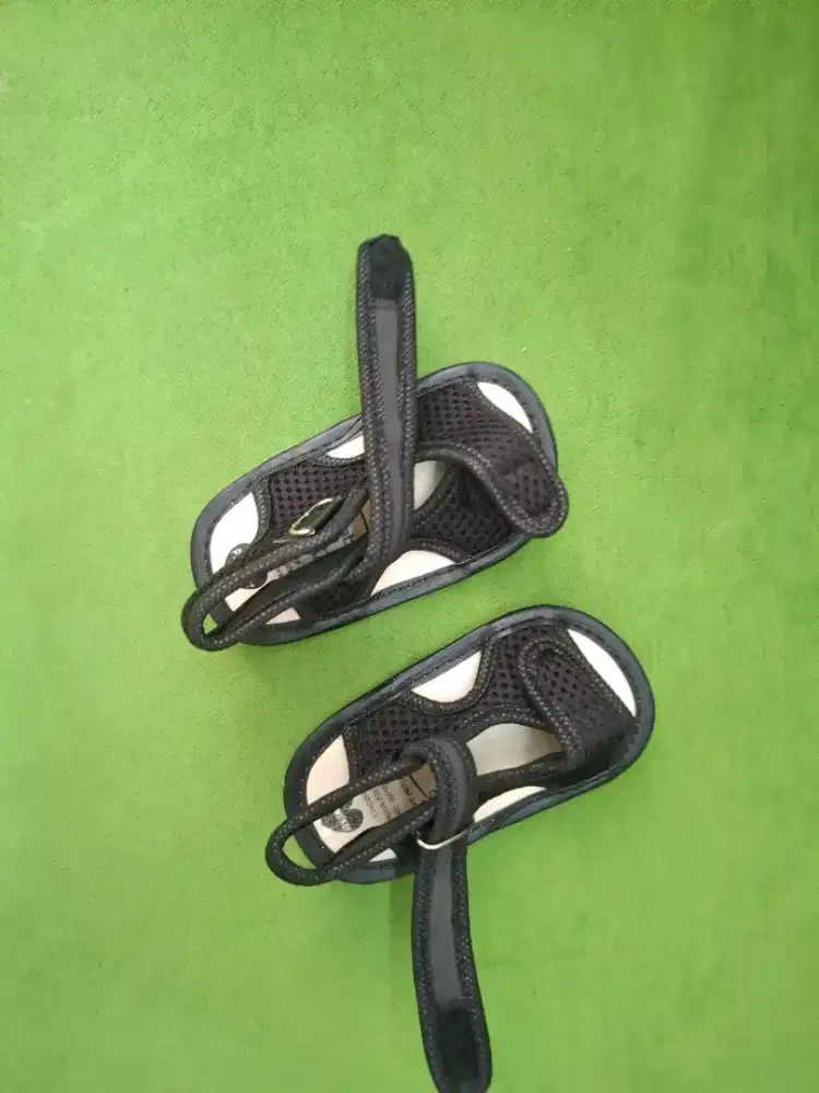 Sepatu bayi warna hitam