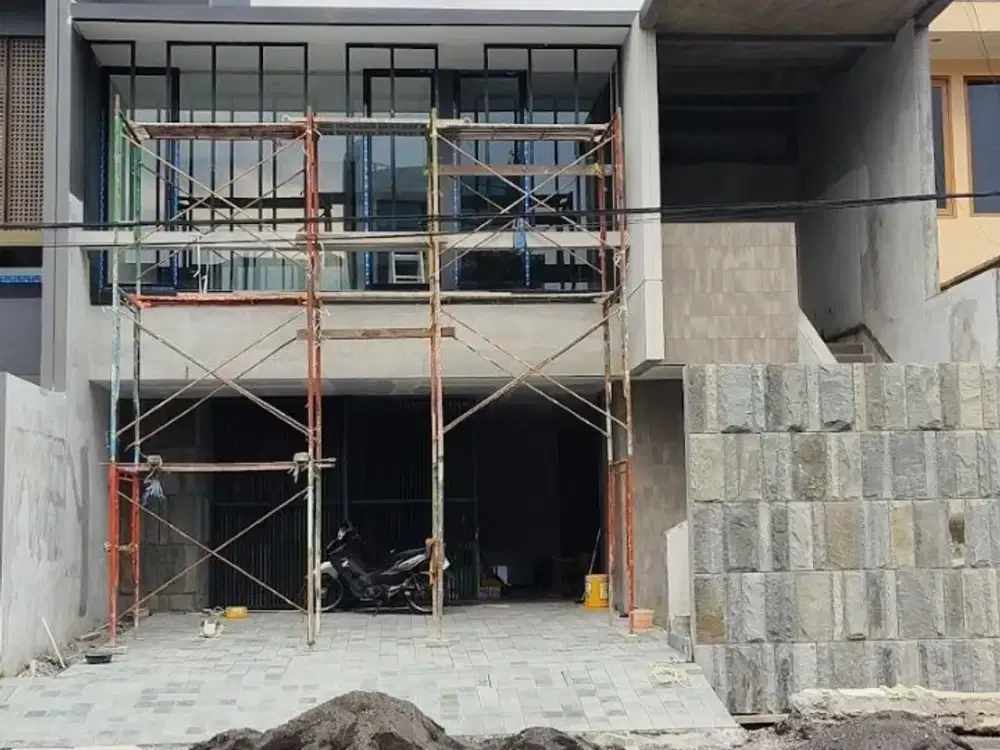 RUMAH BARU GRESS 3 LANTAI  MANYAR KERTOADI ,ROW JALAN 5 MOBIL