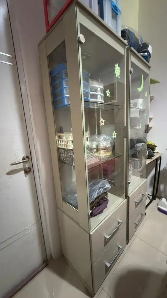 Lemari set kaca