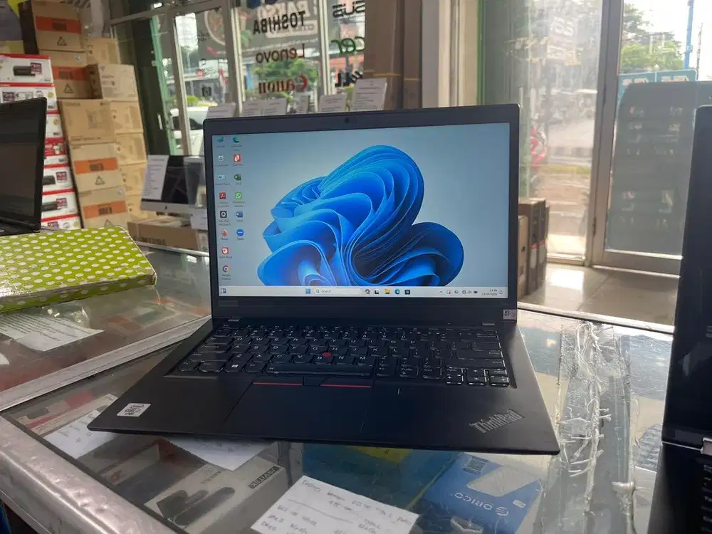 Laptop Lenovo Thinkpad i7 Gen10 Ram 16Gb Ssd 256Gb Garansi 6Bln