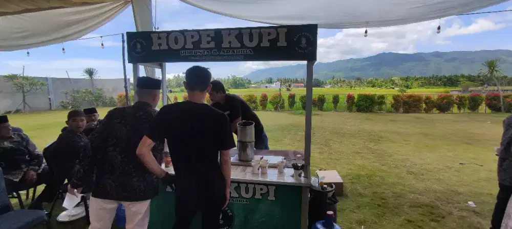 Pintu Kayu dan Jendela Kaca Hitam Bongkaran