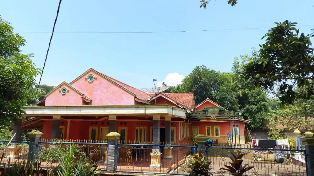 Rumah besar halaman luas