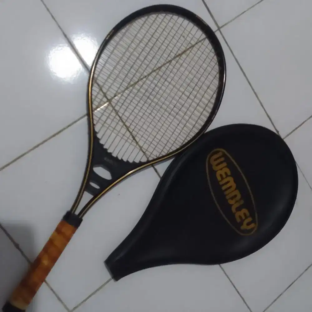 Raket tennis lapangan