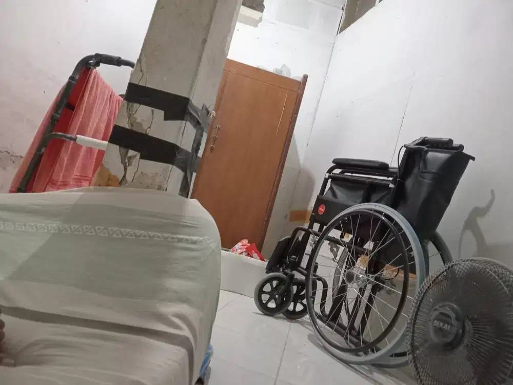 Kursi roda kondisi masih bagus dan layak pakai.