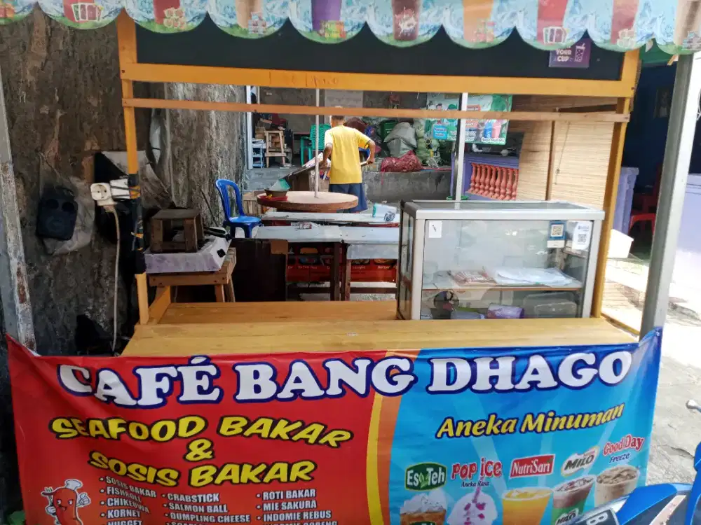 Meja boot jualan. Es teh bisa buat jualan makan juga