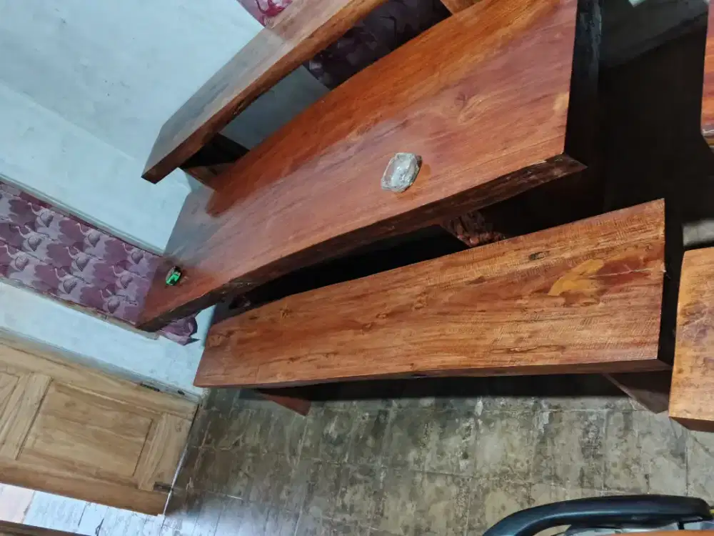 Meja makan antik teras