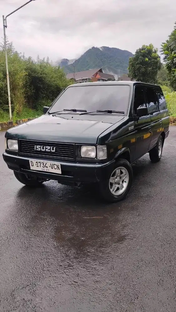 Isuzu Panther 1993 Deluxe