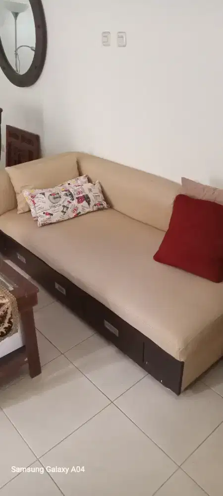 Sofa, meja dan Televisi