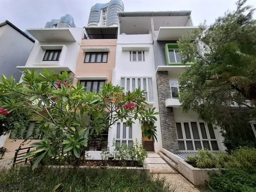 Hunian Ekslusif! Private lift lingkungan Asri dan Nyaman Dijual Cepat Rumah Town House Springhill Golf Residences 5 Lantai lokasi strategis