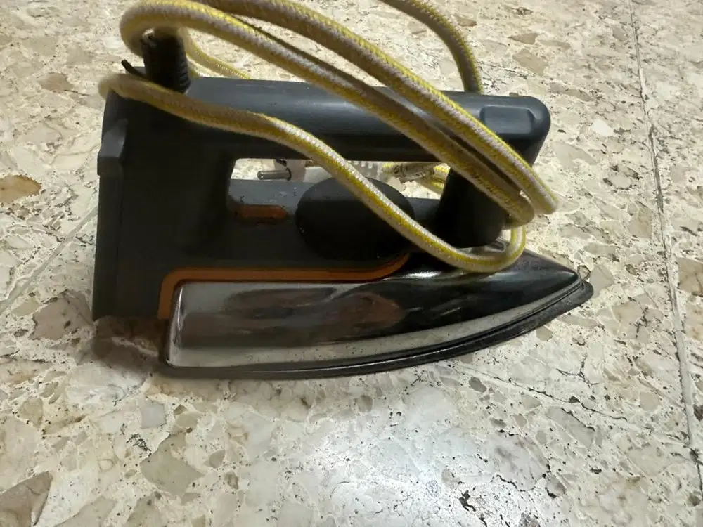 Setrika strika pelicin baju maspion