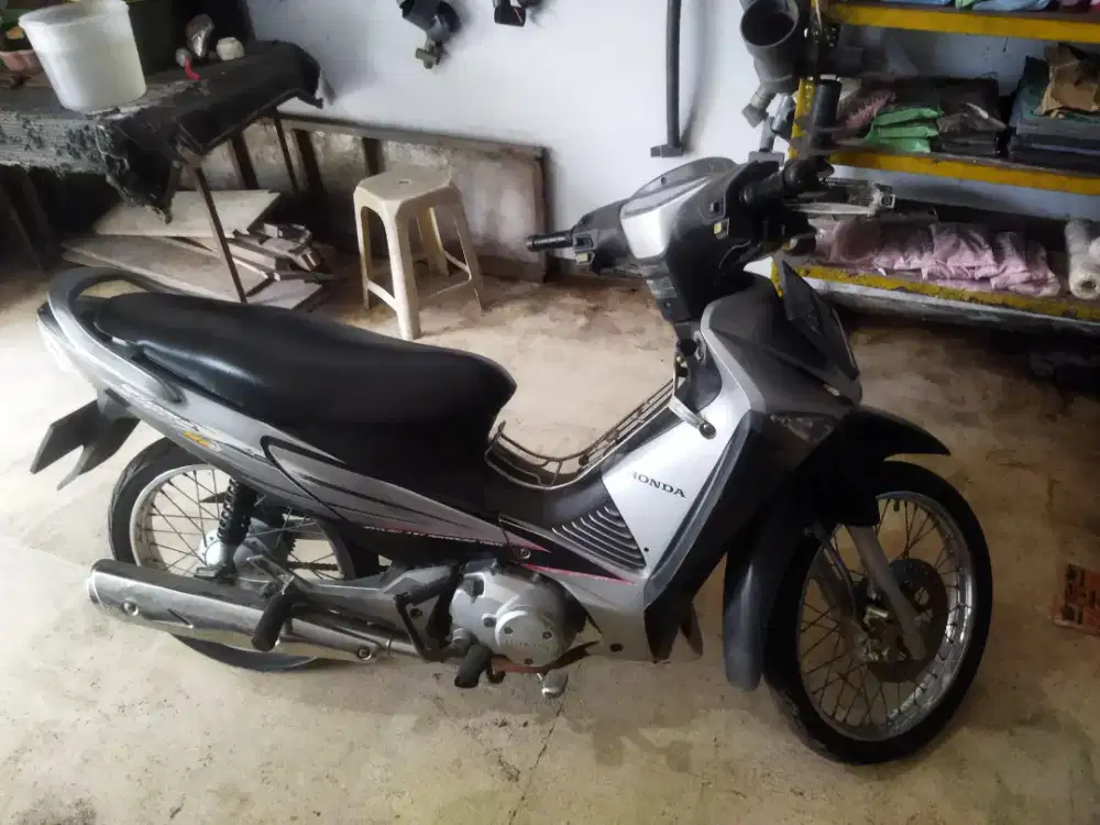 Supra X Tahun 2006 warna silver hitam