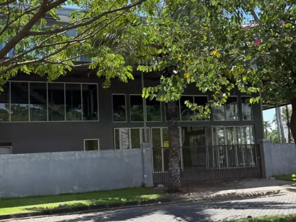 rumah raya pakuwon city depan PCM dan dkt Raya kampus its unair