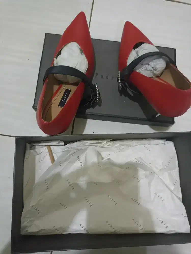 sepatu pedro merah