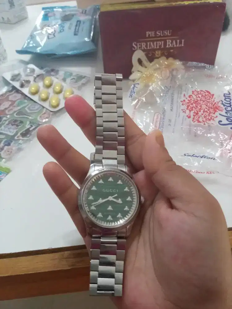 Jam merk Gucci tanpa kotak
