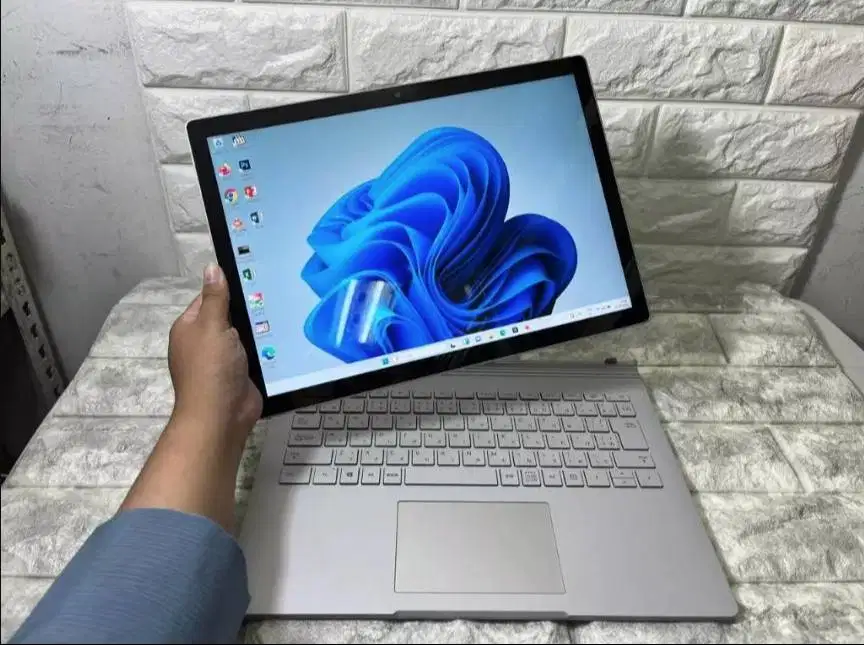 Microsoft Surface Book 2 Core i5-8350U Ram 8GB Touchscreen N-WKJ