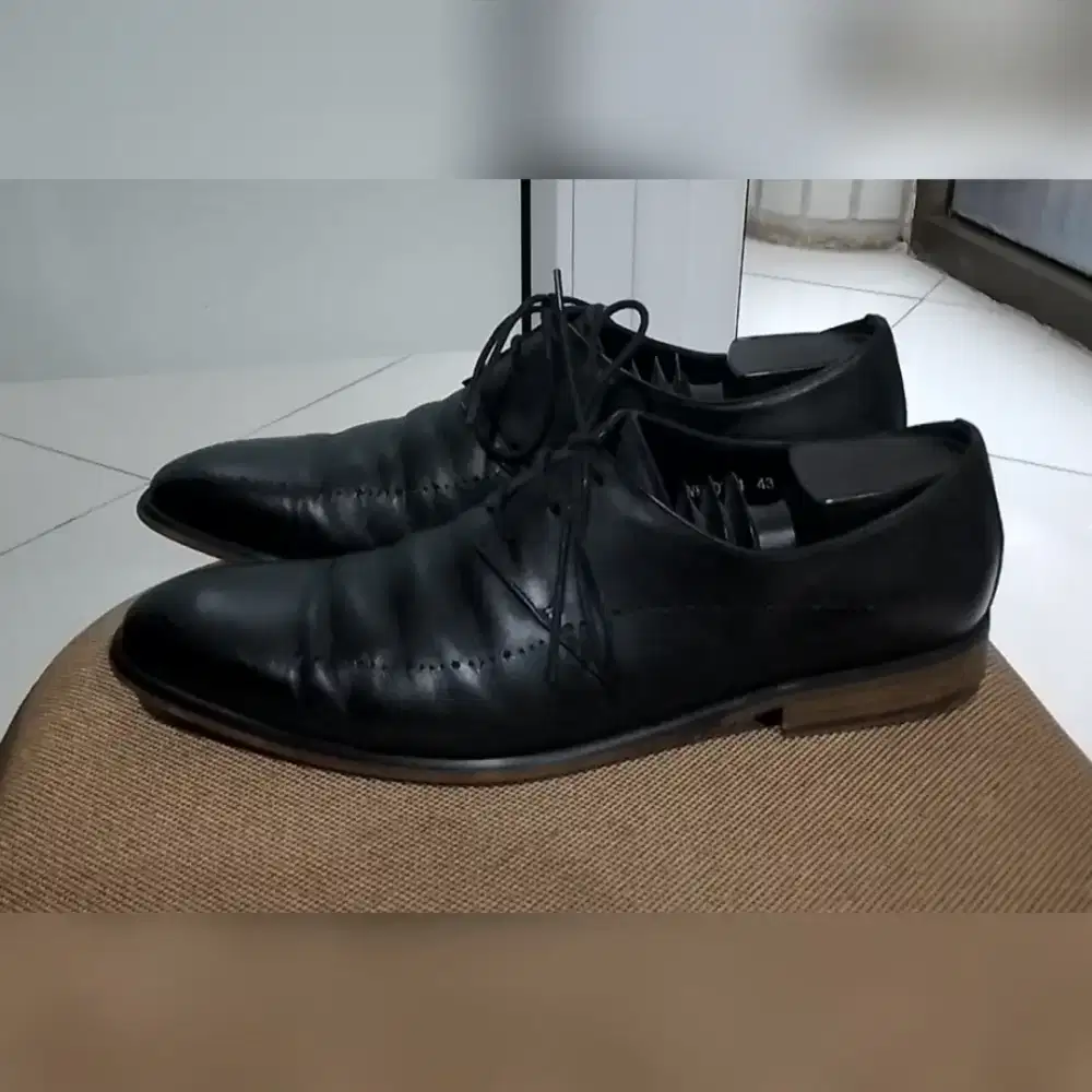 Size 43 sepatu kulit andre valentino black derby original