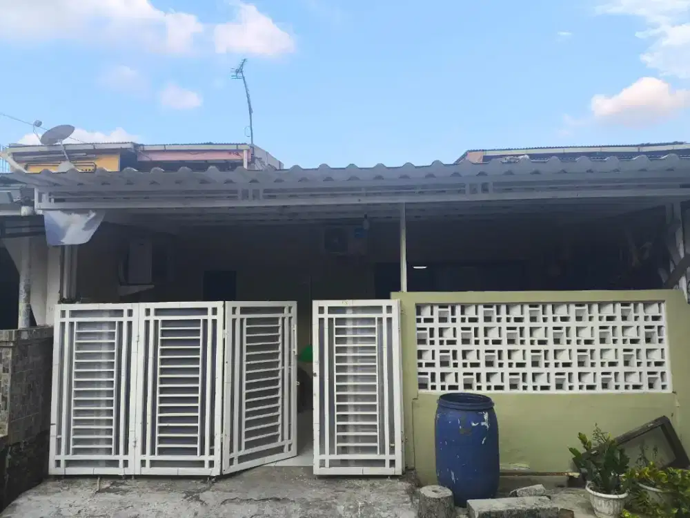 Rumah siap huni, Ruang tamu ber AC, 3 kamar berAC, dapur kompor tanam.