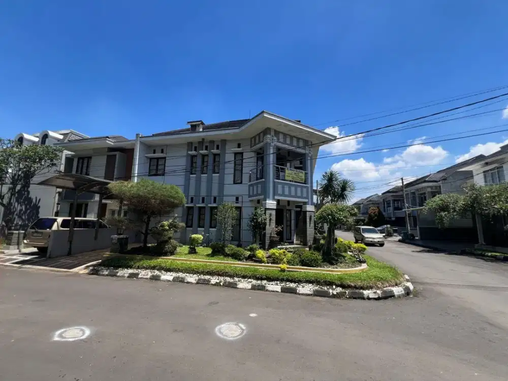 Rumah Mewah LELANG Murah 2 lantai Hoek siap huni di Komplek Padmae Regency