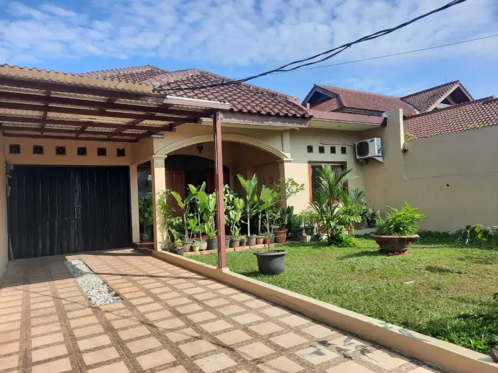 Rumah Nyaman dengan Halaman di Cinere