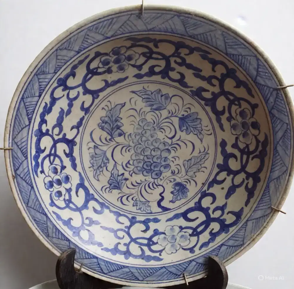 Piring Keramik Antik Motif Anggur