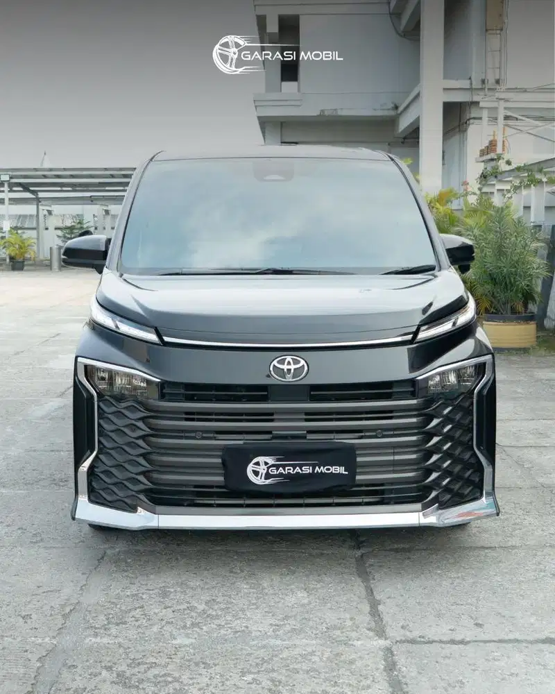 Toyota Voxy 2022 Hitam Low KM !!!