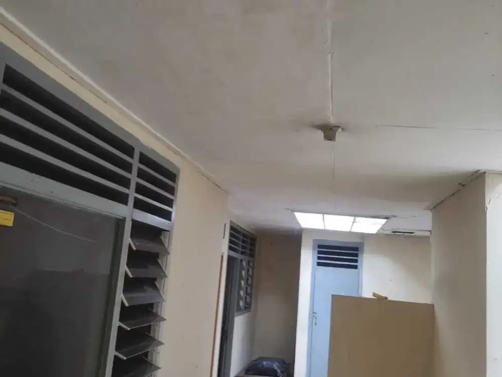 Rumah Hook Luas 200 SHM dekat area bisnis sudirman thamrin di bendungan hilir Tanah Abang Jakarta Pusat