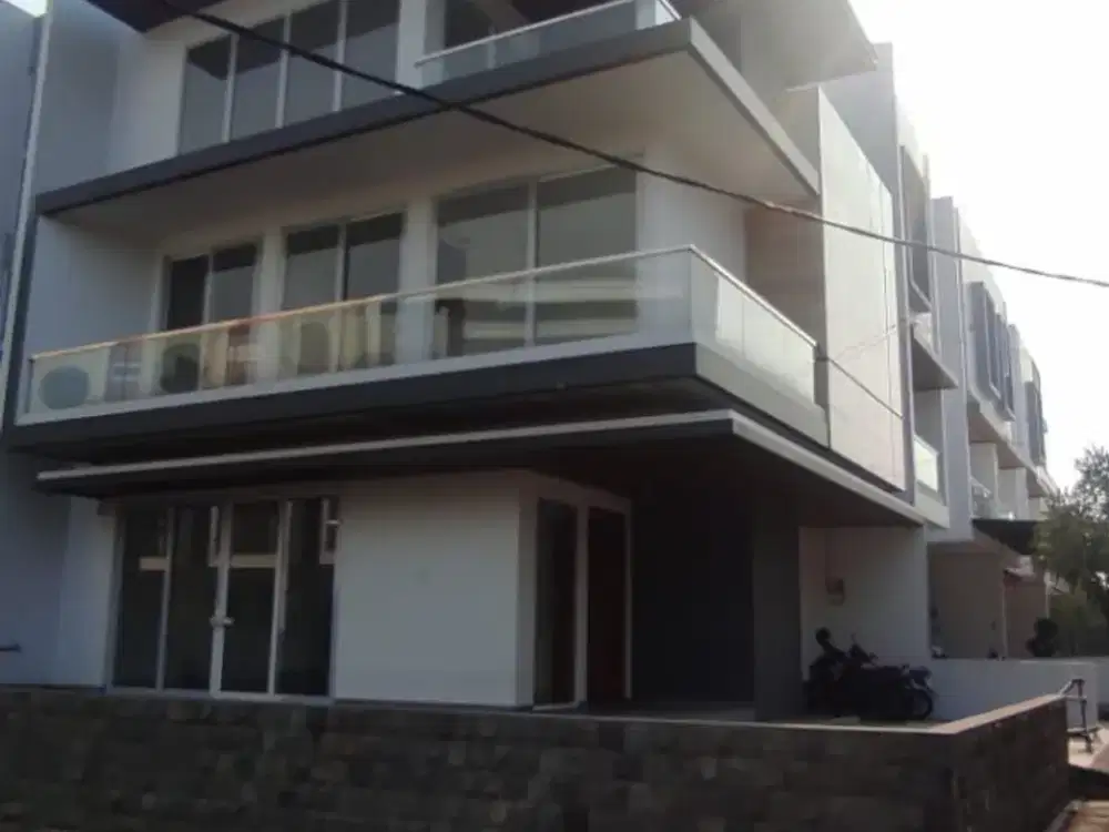 Rumah Baru Posisi Hook Taman Surya Jakarta Barat