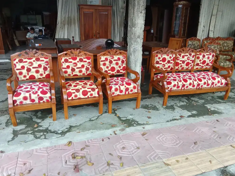 Kursi tamu kayu jati model ukir keong kain kombinasi merah dan krem
