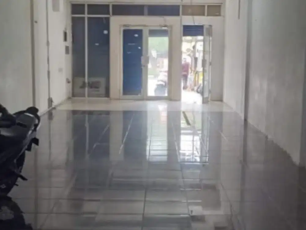 Dijual Ruko 3lt Luas 119 ada rooftop di jalan raya besar dekat Stasiun KA Klender Halte Bus Trans