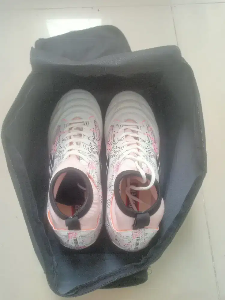 Sepatu bola kaki. Nomor 39.warna hitam pink