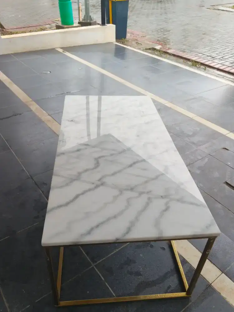Meja marmer Informa