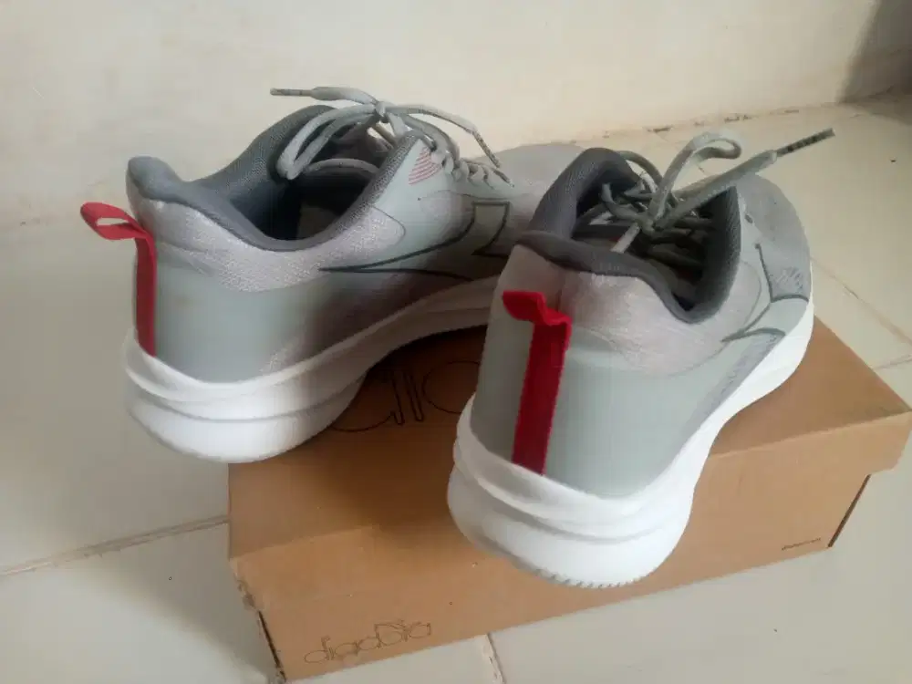 Sepatu running diadora
