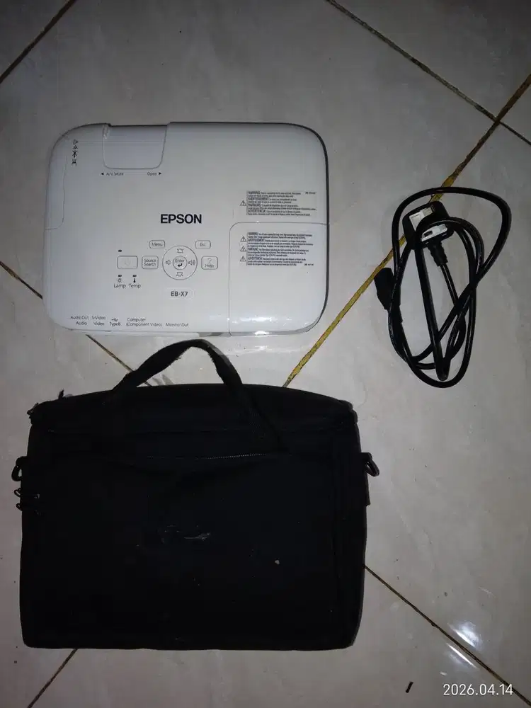Proyektor Epson EB-X7 masih 3.100 jam