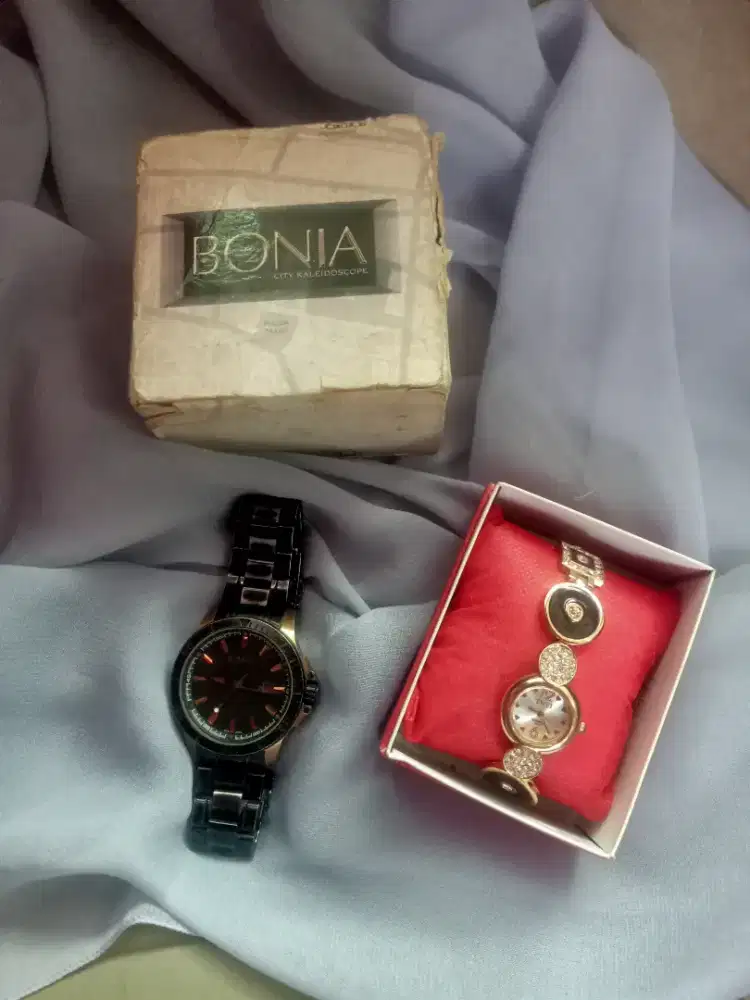 Di jual semua macam barang di foto jam,kotak,buku,dll murah aja