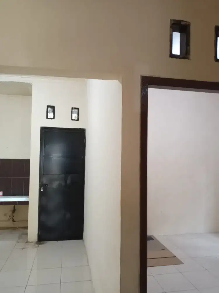 Dikontrakan rumah tinggal, dekat dengan jalan raya, keamanan bagus.