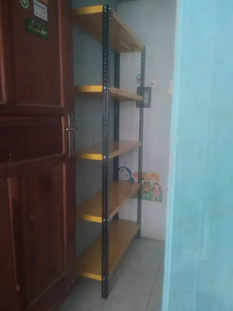 Rak siku besi lubang