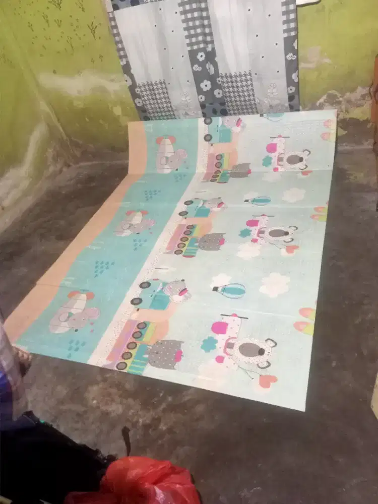 Di jual karpet lantai ukuran 120x200 dan bantal bekas 6 buah isi busa